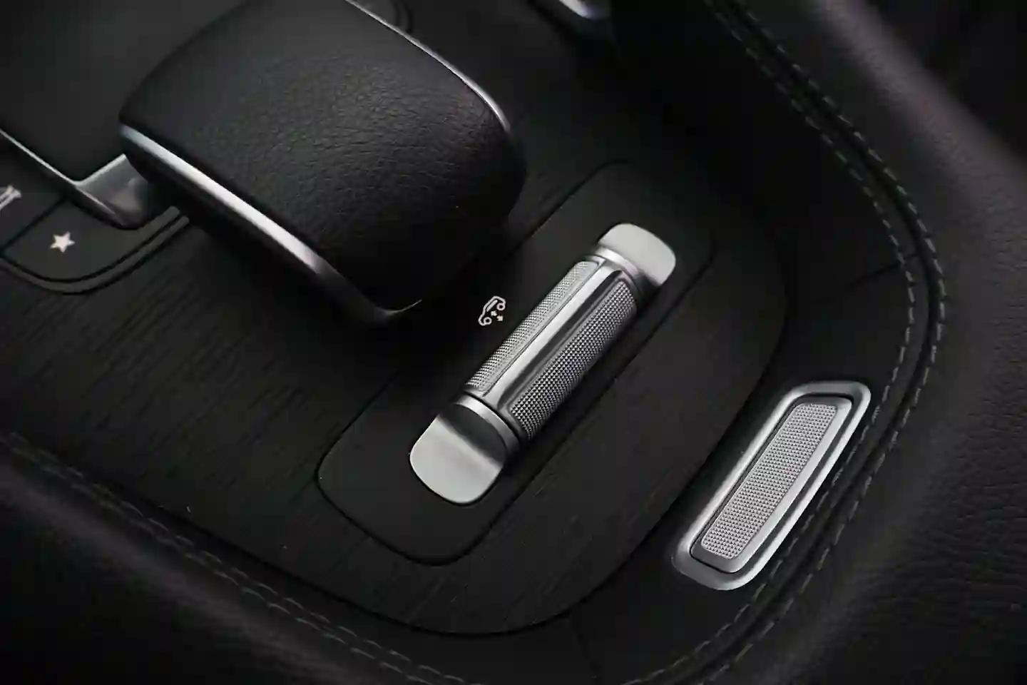 Car Image - zSMg2ikQm8q8U04Lr5DDN