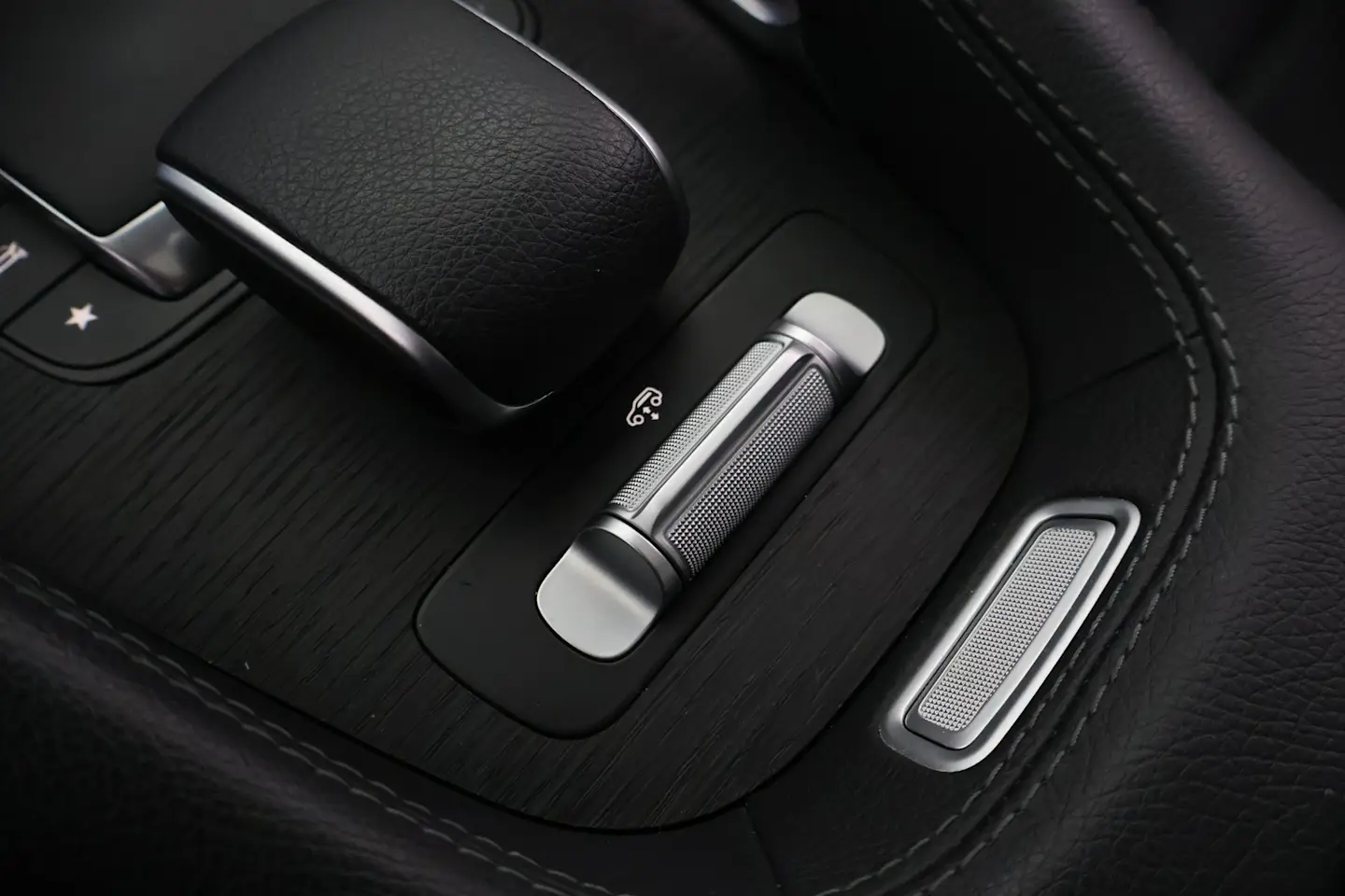Car Image - zSMg2ikQm8q8U04Lr5DDN