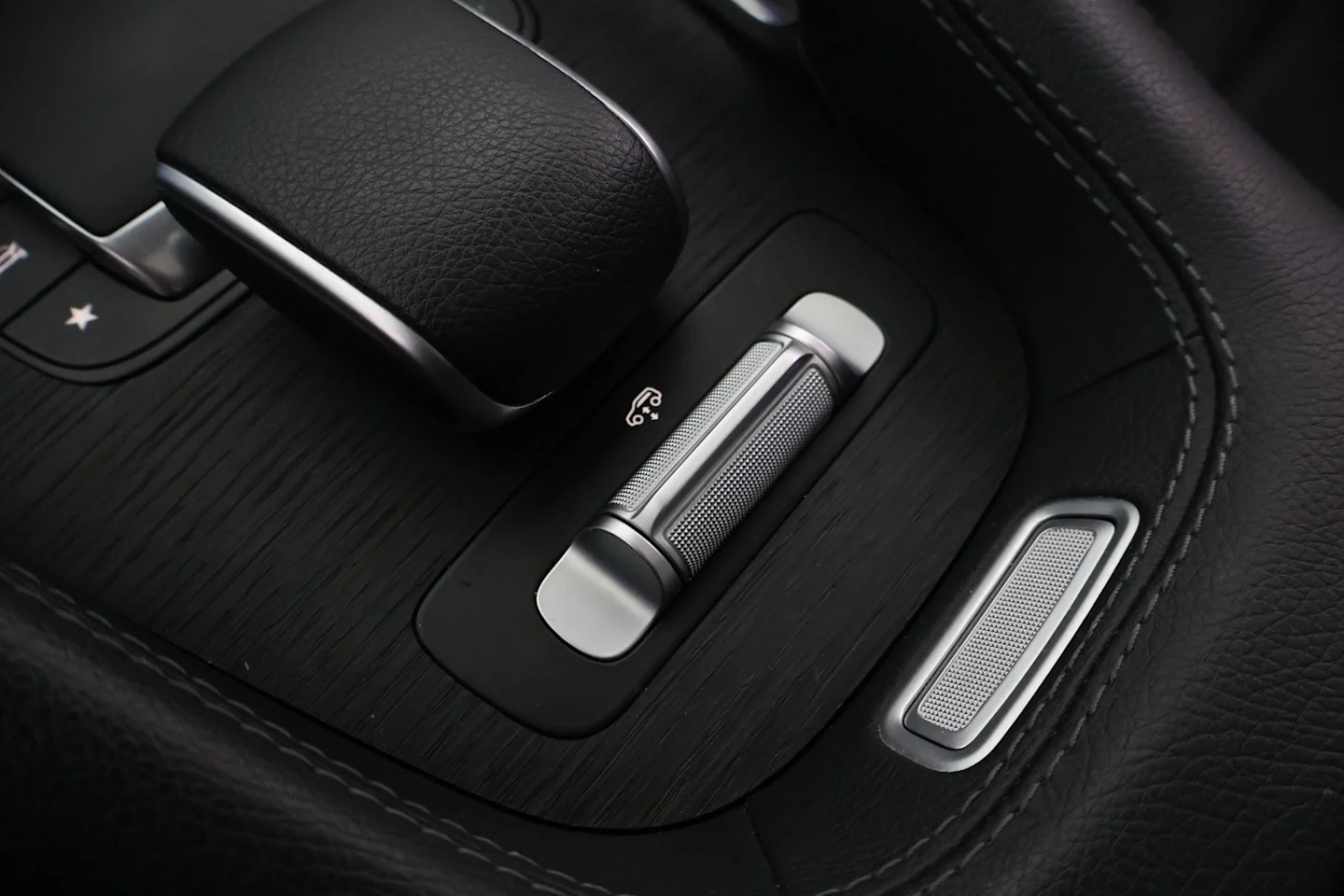 Car Image - zSMg2ikQm8q8U04Lr5DDN