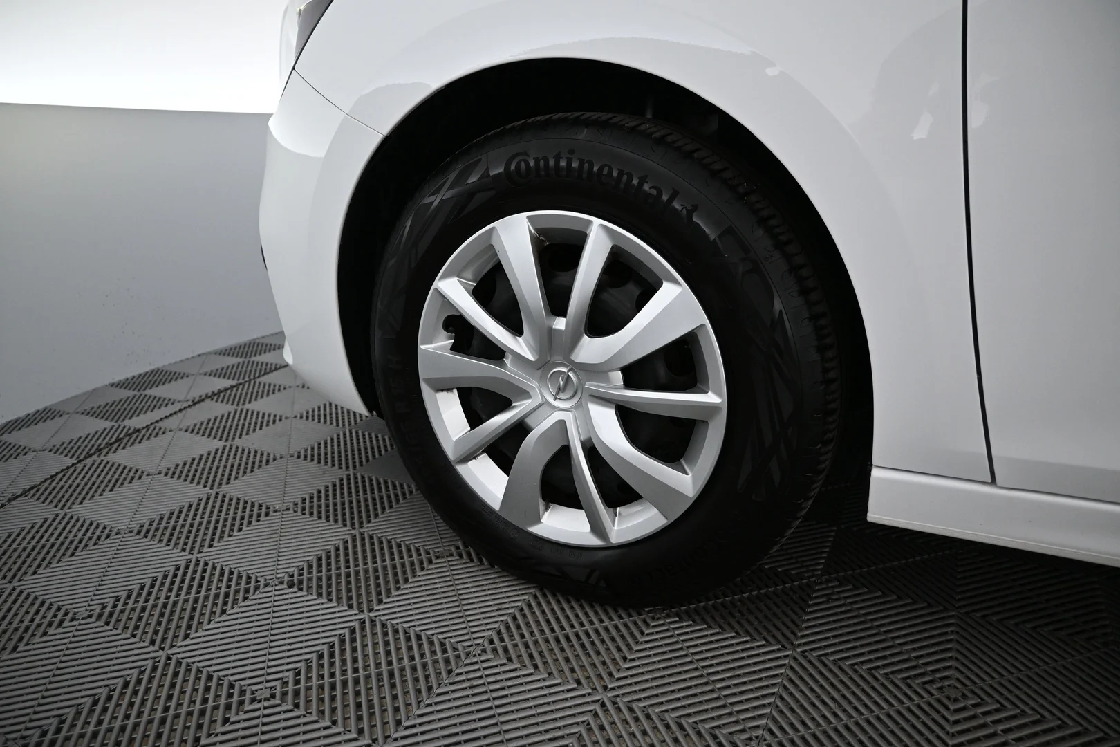 Car Image - 2B50P9udgfhTqeIofz3SJF