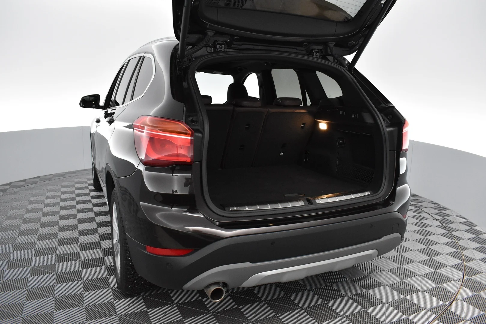 Car Image - 1BcrXf7zM4VyWaR5oYEuRp