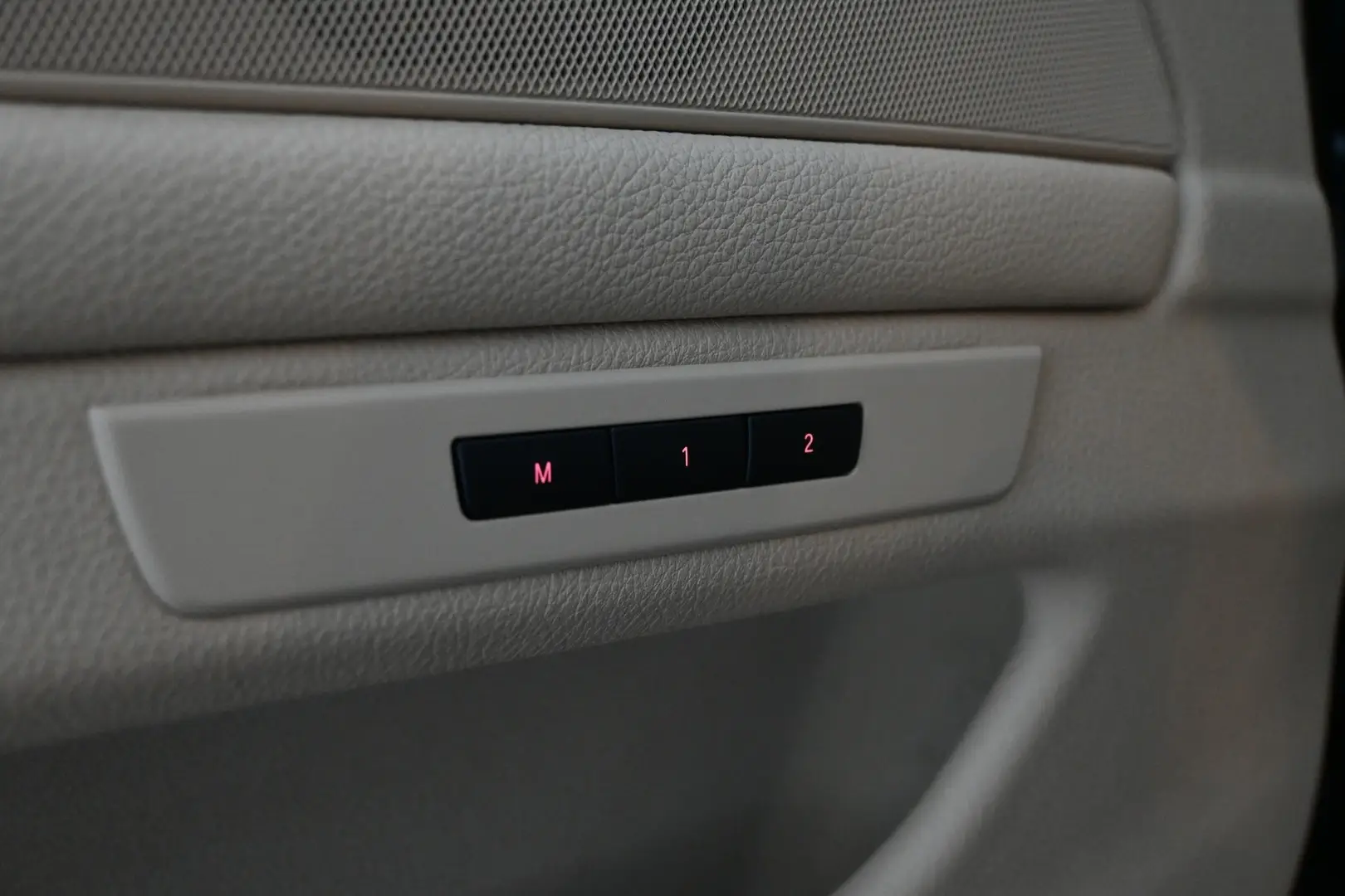 Car Image - 2QlVBRasV1XKM1xrVUv5nd