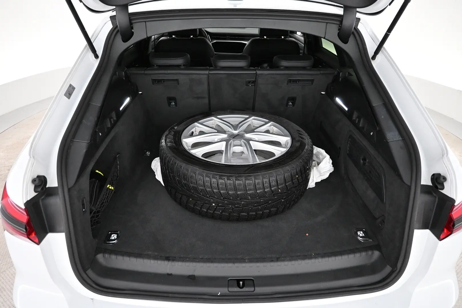Car Image - 6yLeJR5cqTT8aHlxeuHXbr