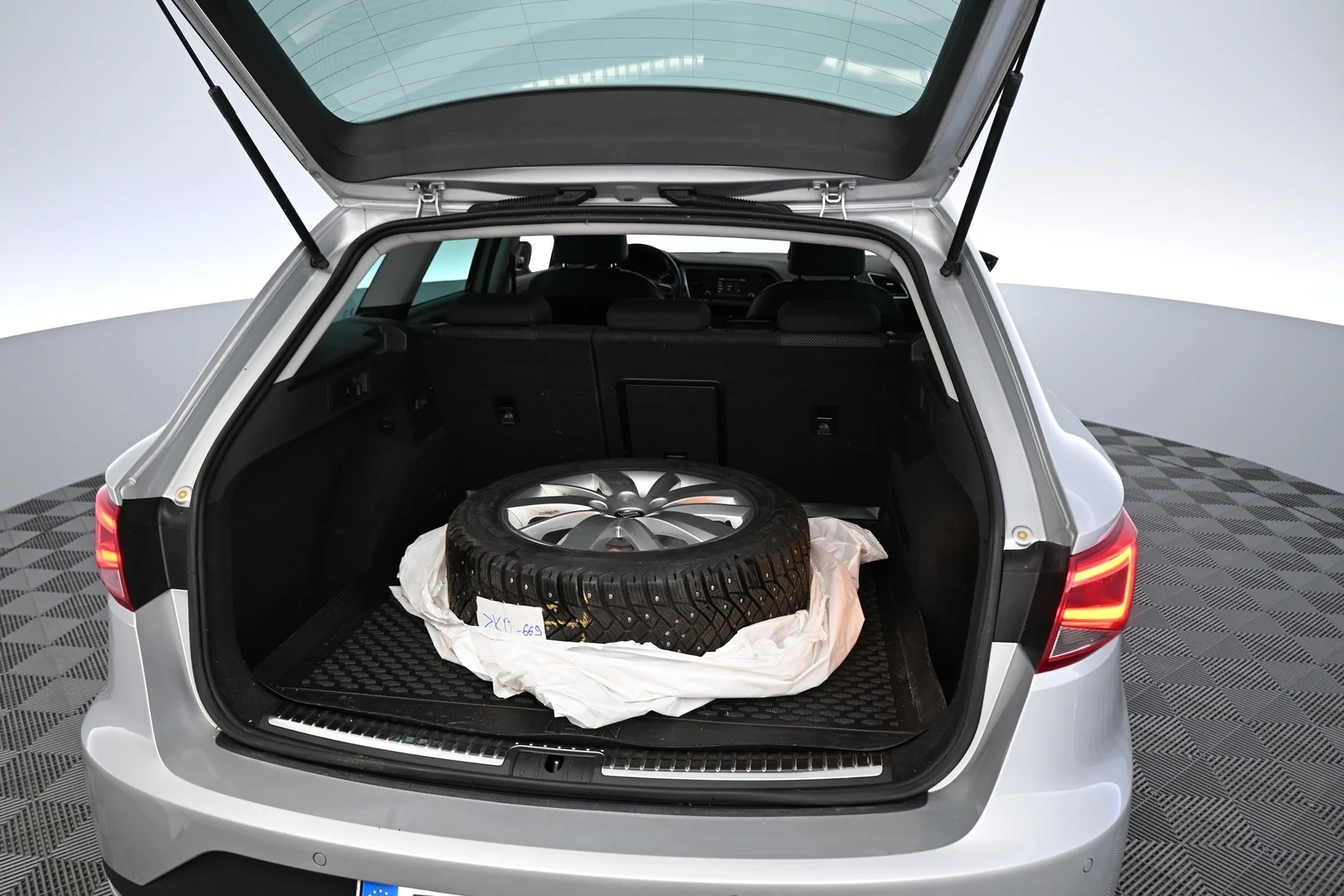 Car Image - NI5k9vGxFcFNLl0Ax0Tgm