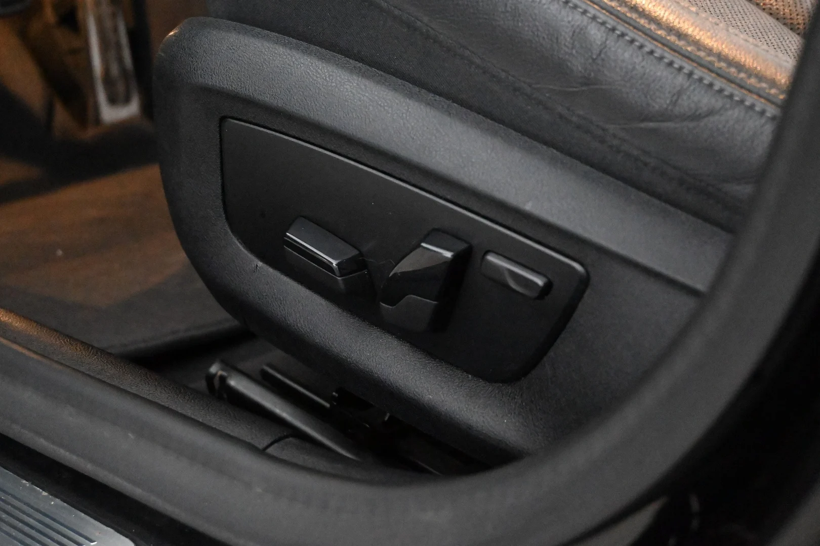 Car Image - 4D7ZVxXGTz6r8SPDL5Wg8