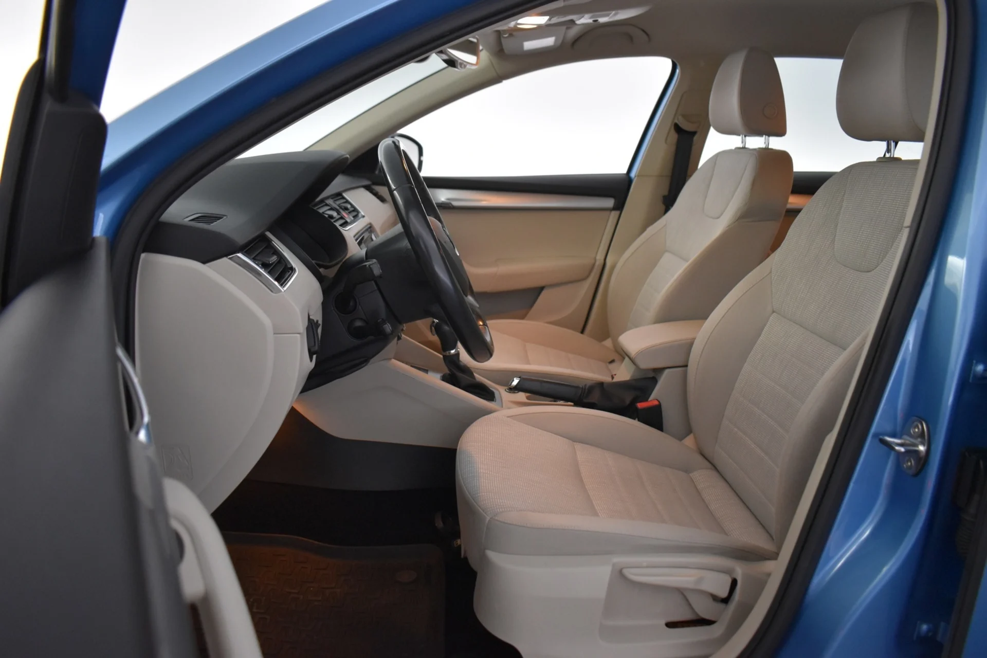 Car Image - 1YcPP6LFXDmxRB0YGDuGXX