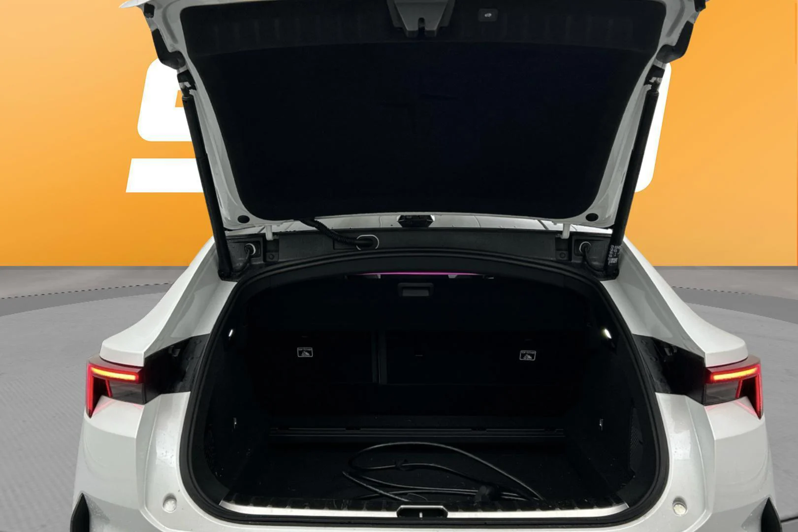 Car Image - 5WVTXmUU32FrWzZRMJwJpu