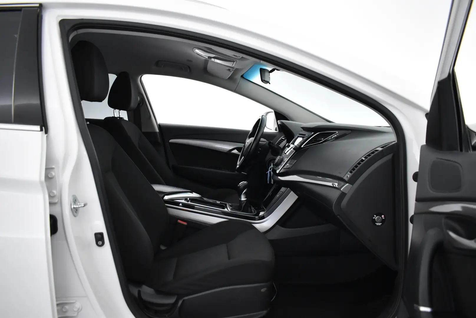 Car Image - 3Bk0uDz8ugWD73KE0cAIgG