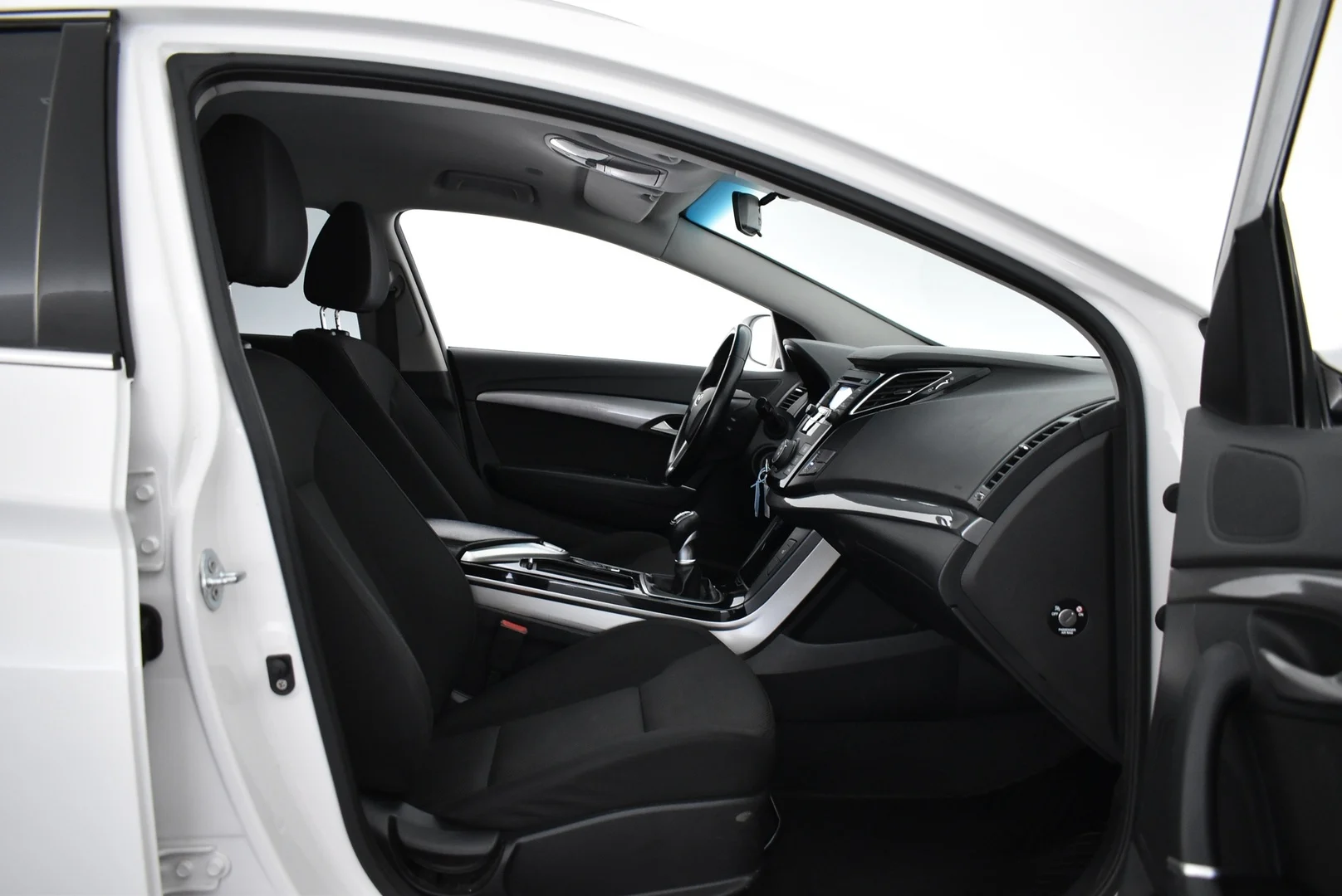 Car Image - 3Bk0uDz8ugWD73KE0cAIgG