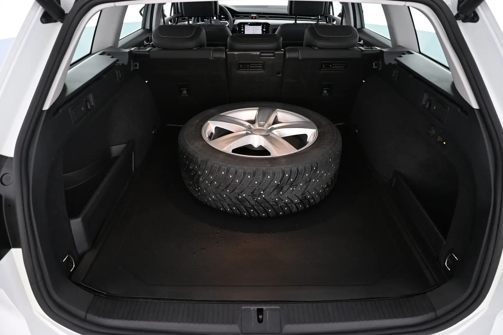 Car Image - 35JCcnNFTaauxOrcS3ifqd