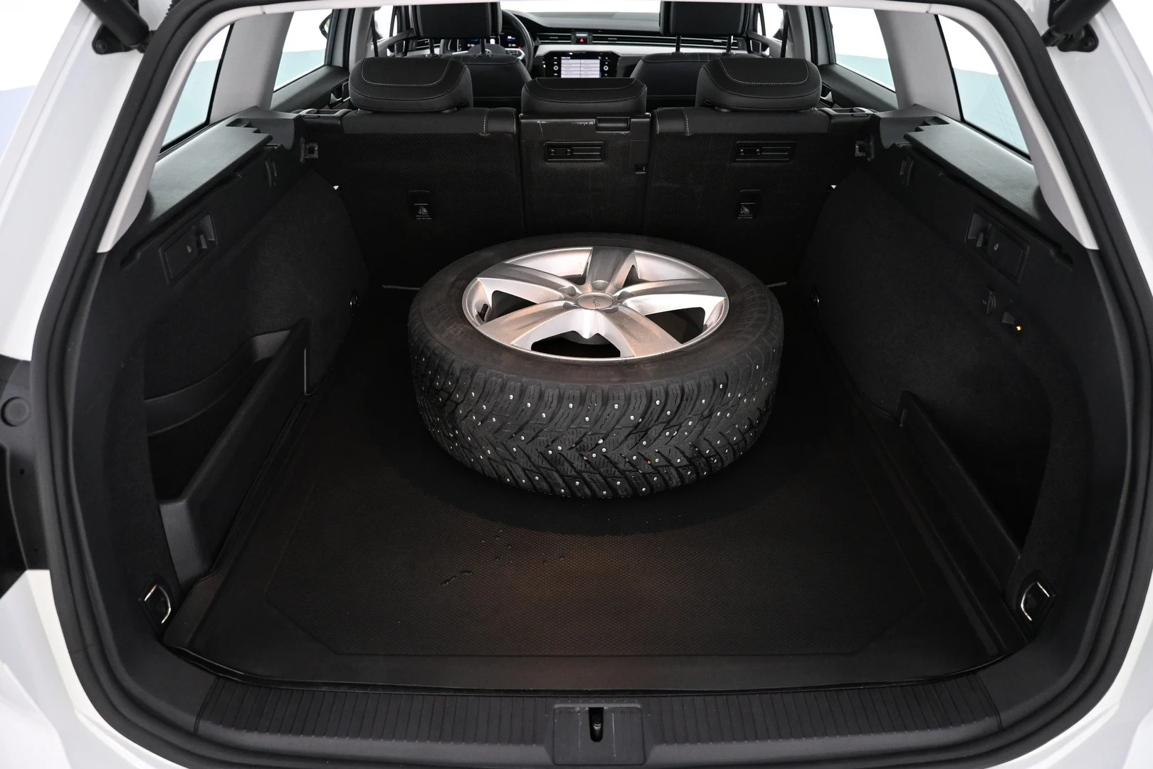 Car Image - 35JCcnNFTaauxOrcS3ifqd