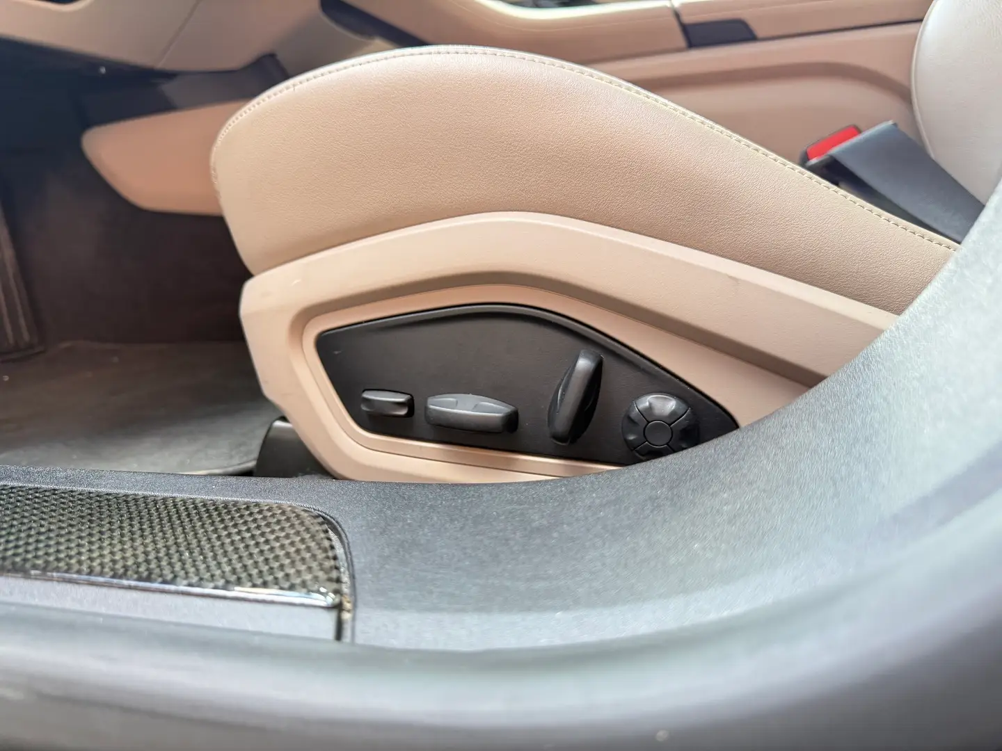 Car Image - BnGla9znFvewAZFFSoJXd