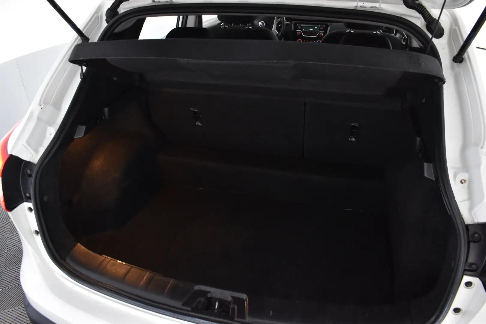 Car Image - Af1eqrdvrC0FLZQKZfOw2