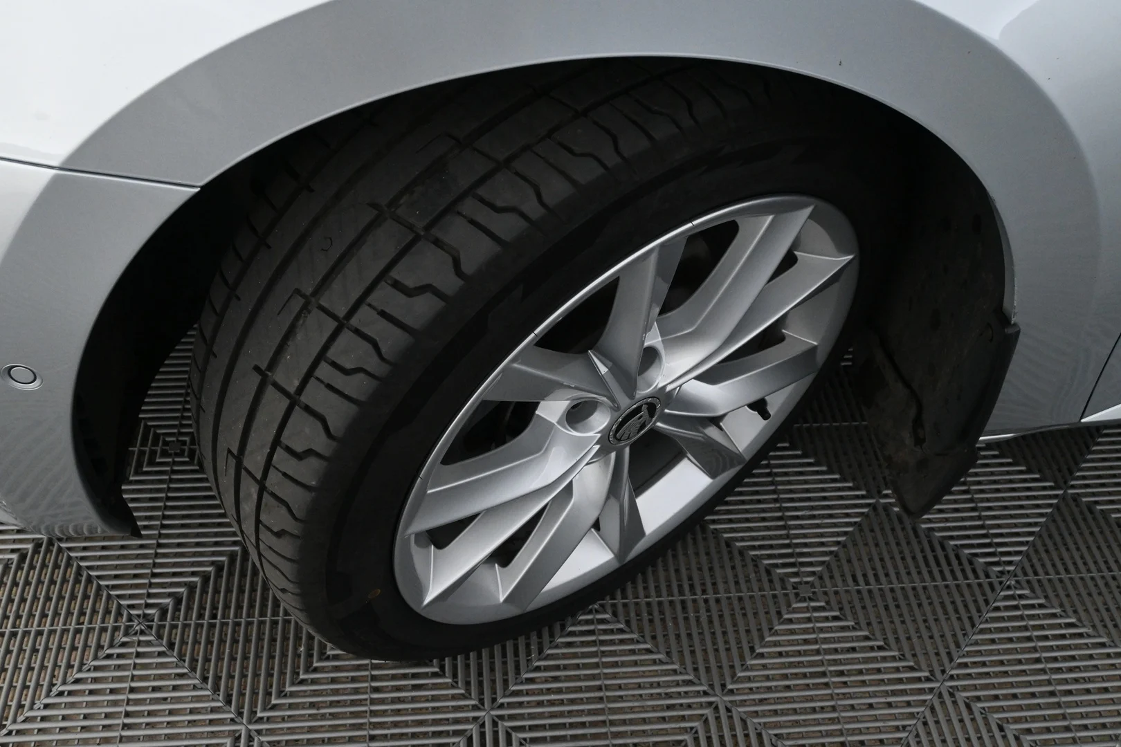 Car Image - gL70p8O1LgRdxLnnQ3AeD