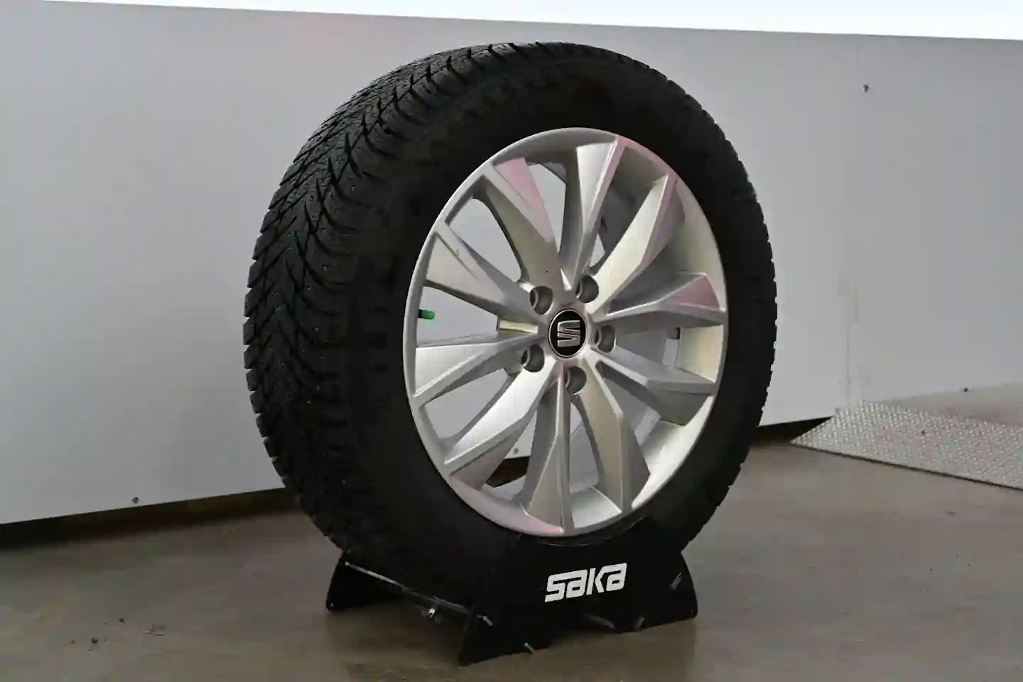 Car Image - 1rxlhw3DyJgJSVfHUxunoy