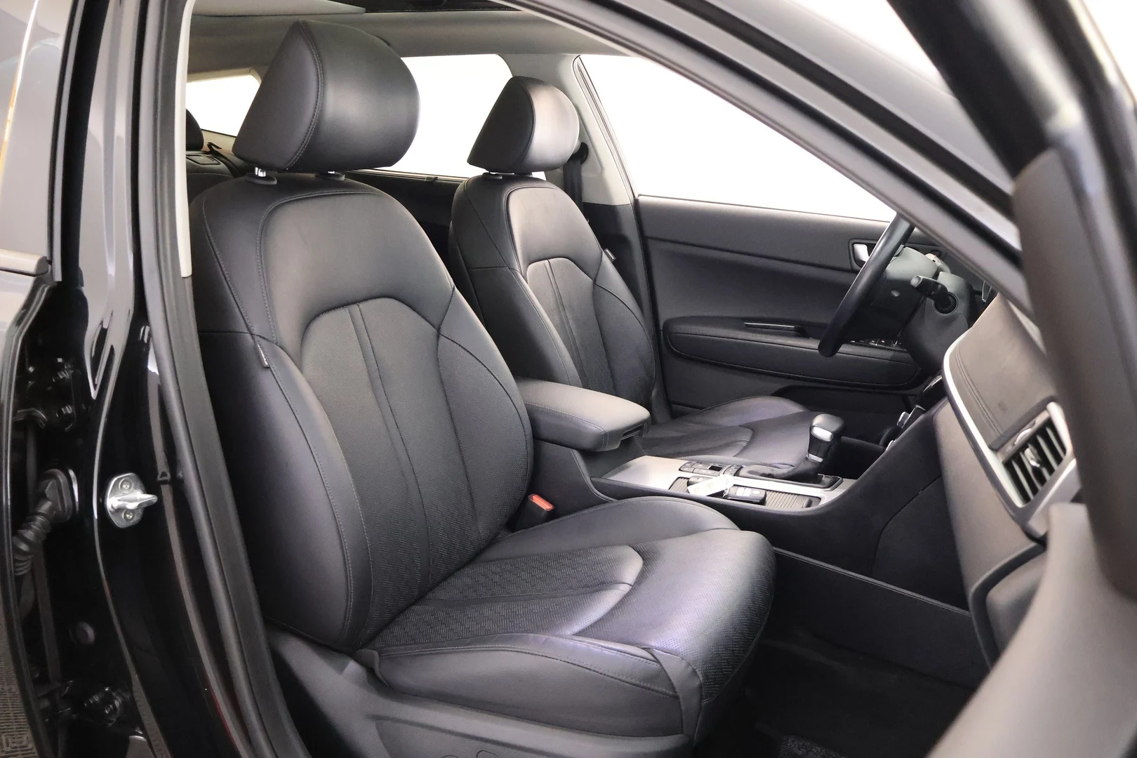 Car Image - 7zwAzq7naGkWZOiazDWP8F