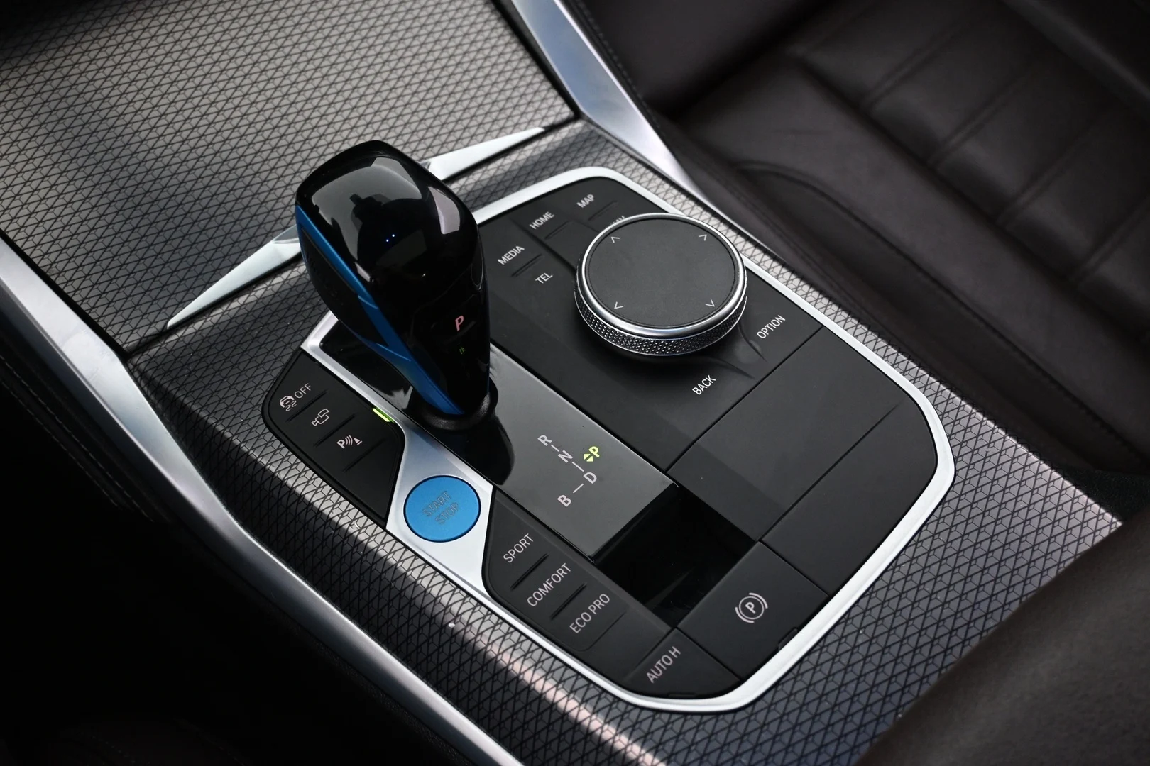 Car Image - 1uvXReesCTrnAU9nTAspw8