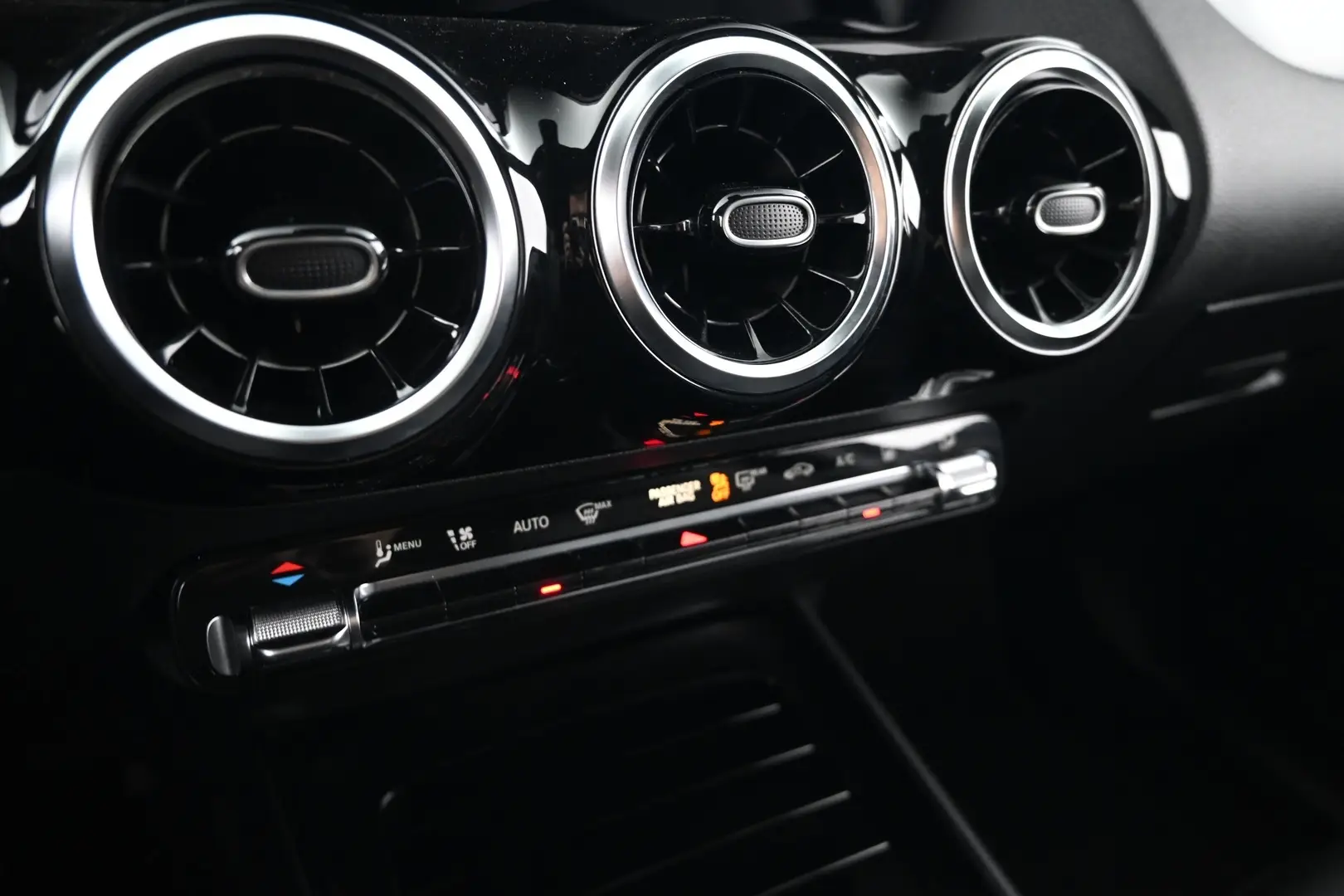 Car Image - 2vpzMU9ji5DsbtIxlaNFxr
