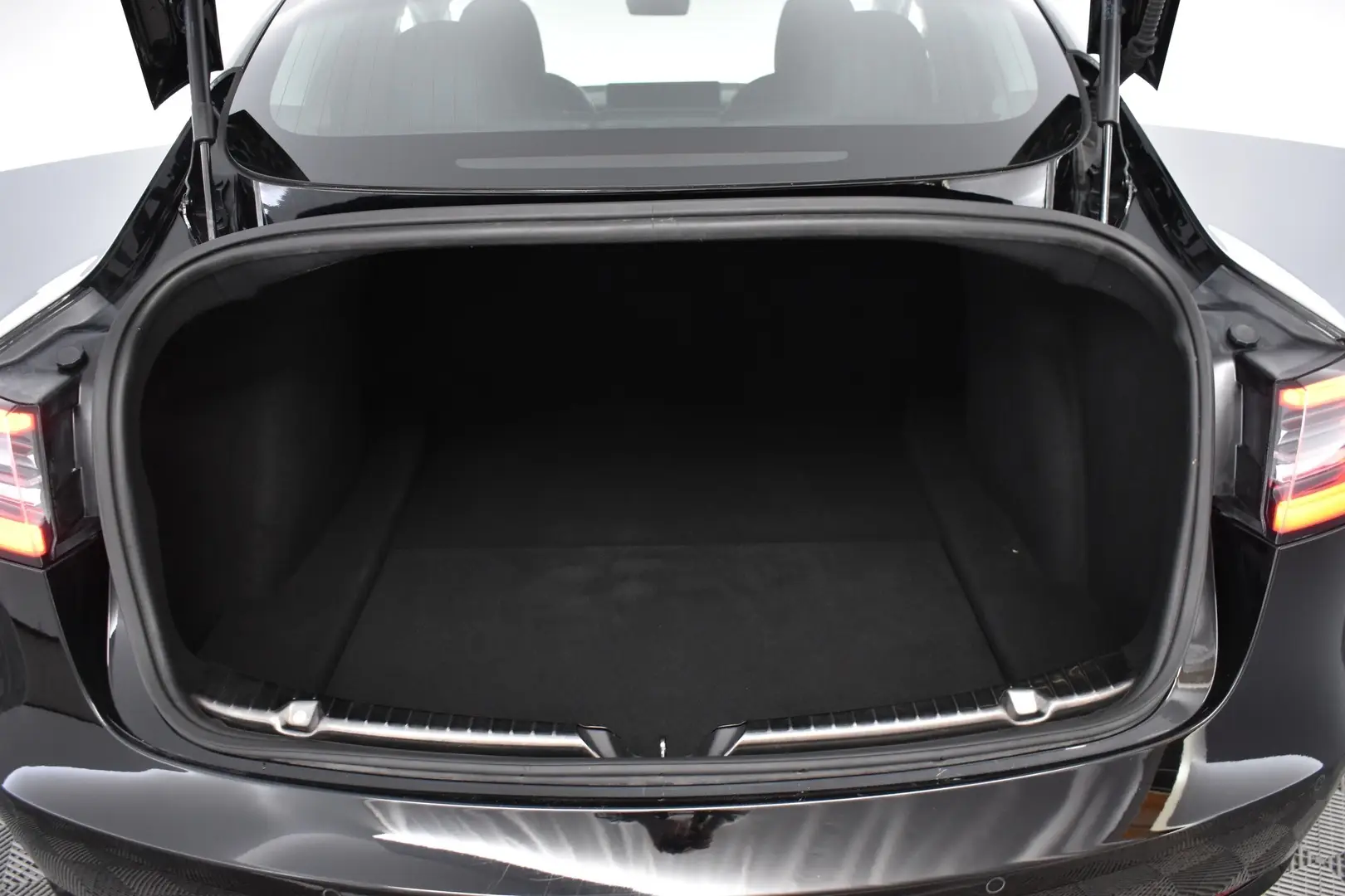 Car Image - 6SIk2AyOgz5TMn4TlzqmCj