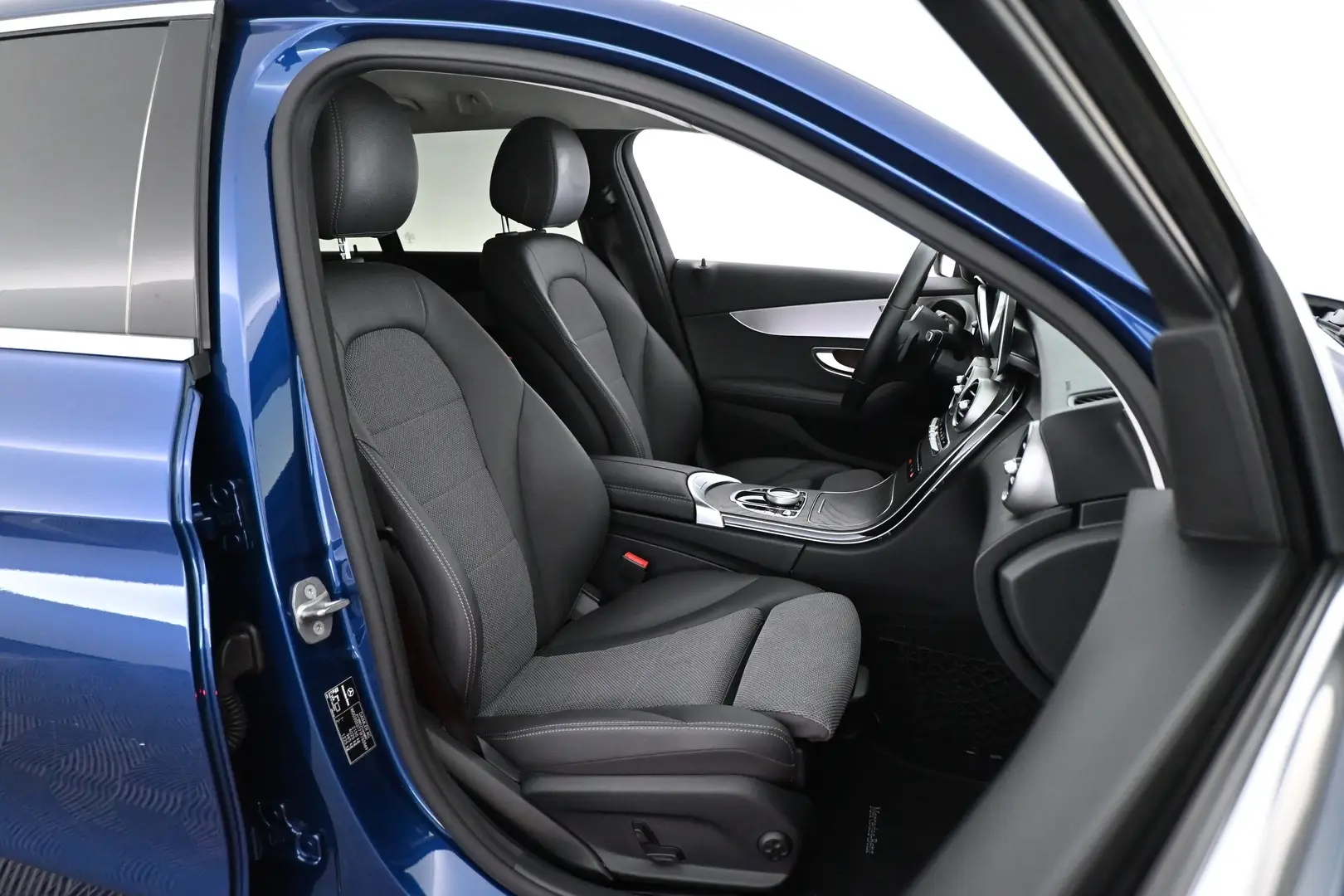 Car Image - 5VJUoan3R2eJA8A6WUd6Ev