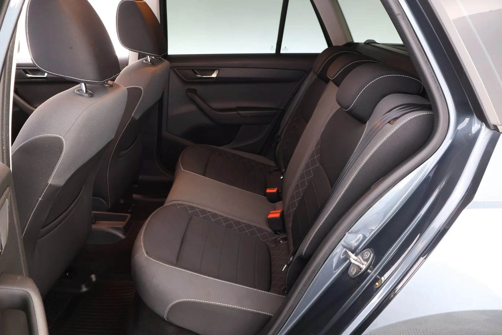 Car Image - 3AbKfPwDA0MqiV5Ytpv6bI