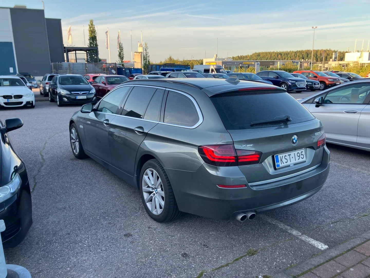 Car Image - 64NRsJB1XdzB4F9shqFkfo
