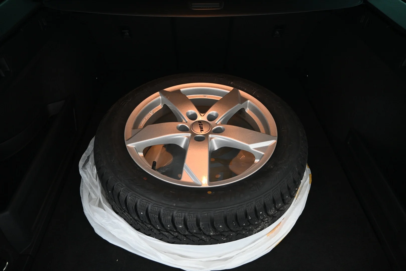 Car Image - 44Cy5i6oENg8V20nZ5DVJJ