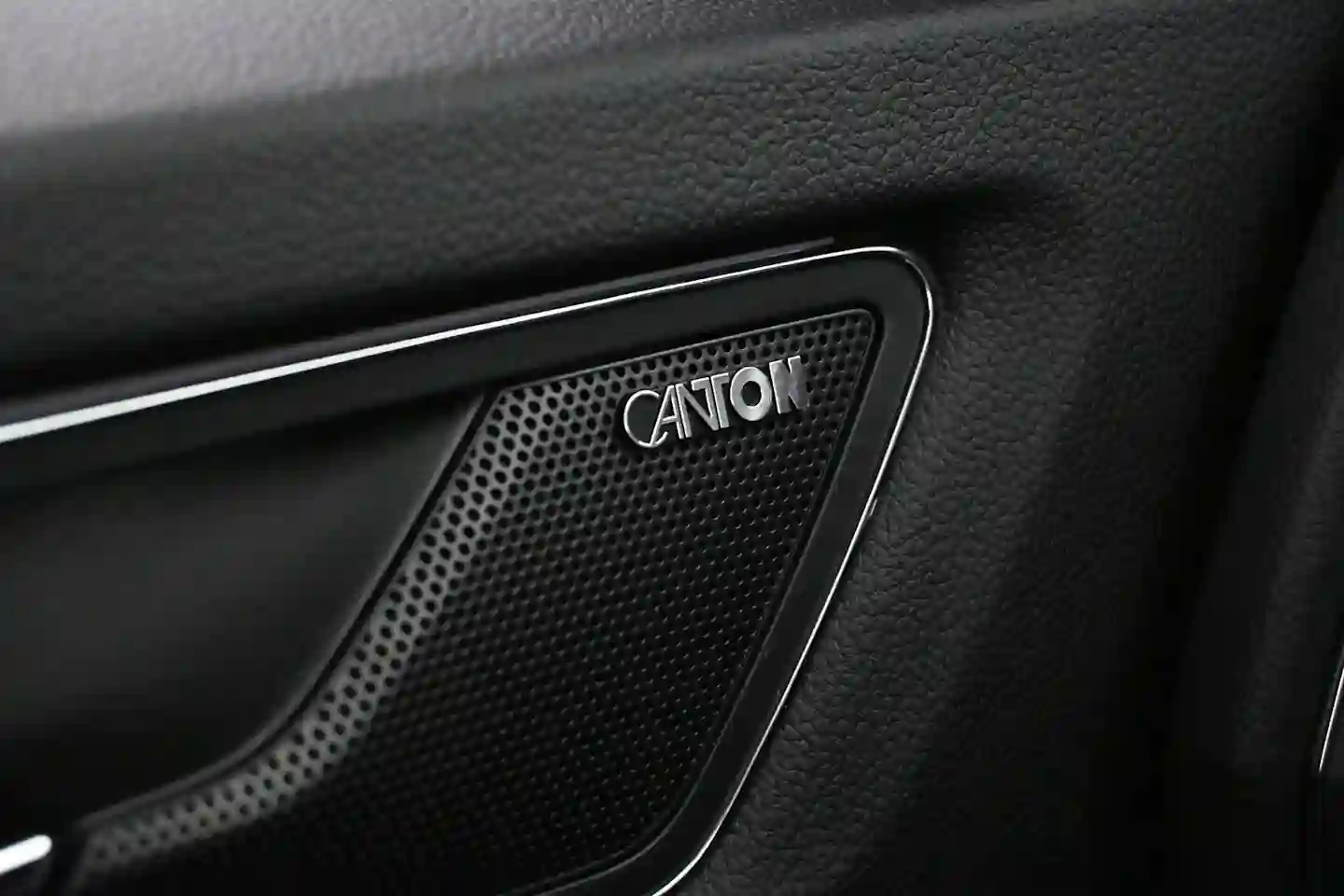 Car Image - 4LuozmvvtmWl5uv7Nd94Iz