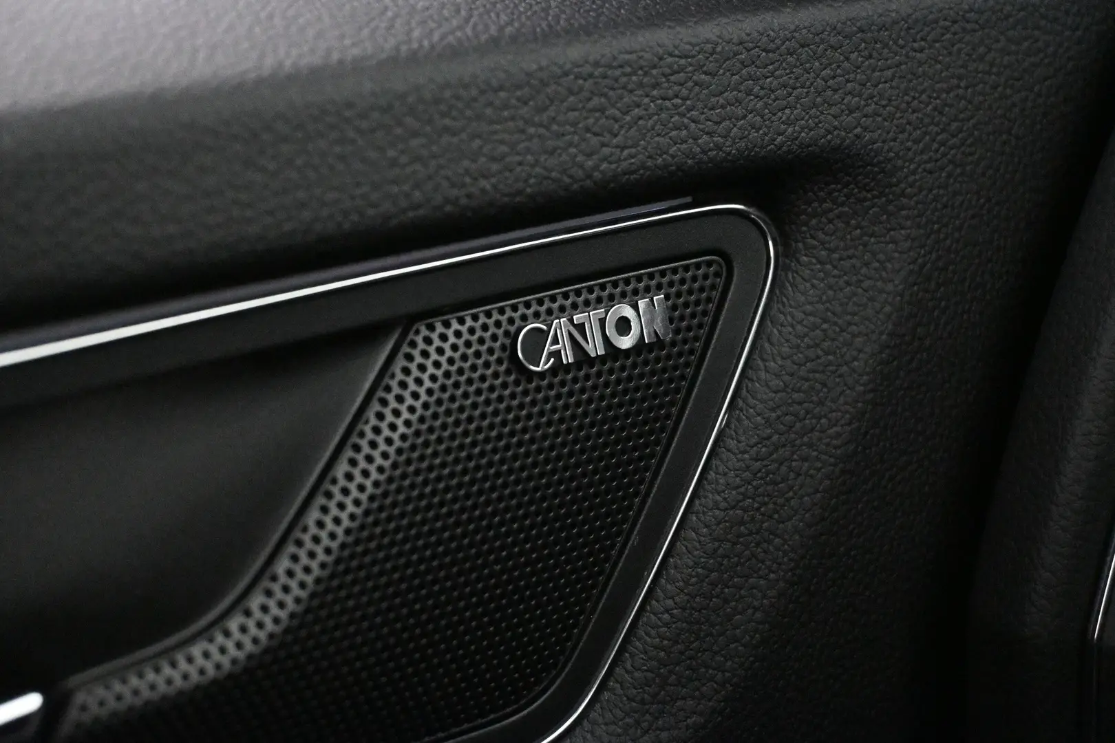 Car Image - 4LuozmvvtmWl5uv7Nd94Iz
