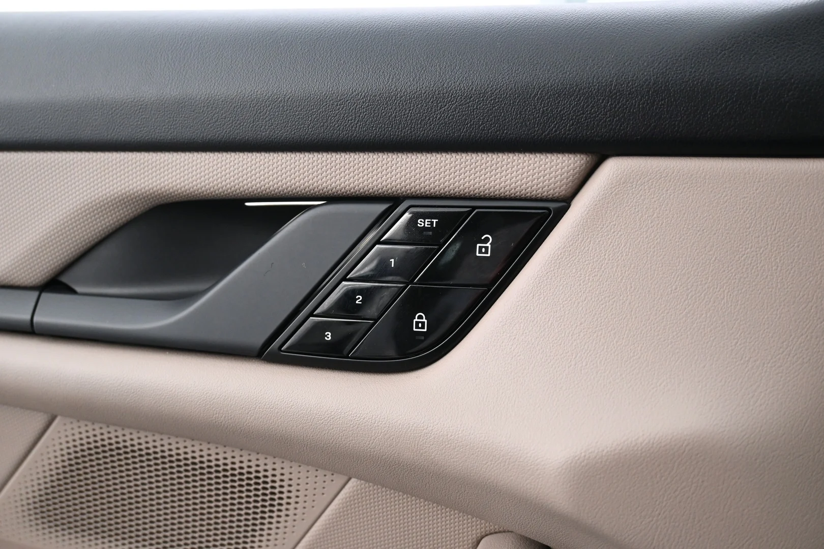 Car Image - 4uY5WbQ9vhCOGH11Rush32