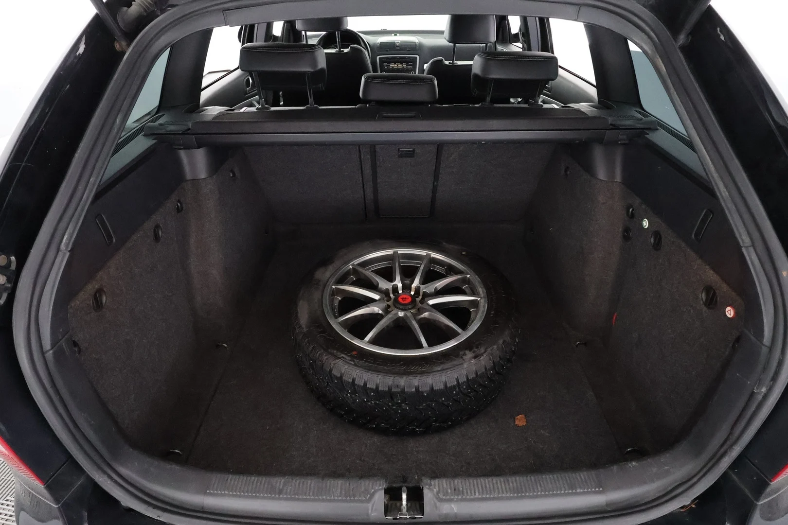 Car Image - 2NbI2NYfHAe1HN5tp48cvP