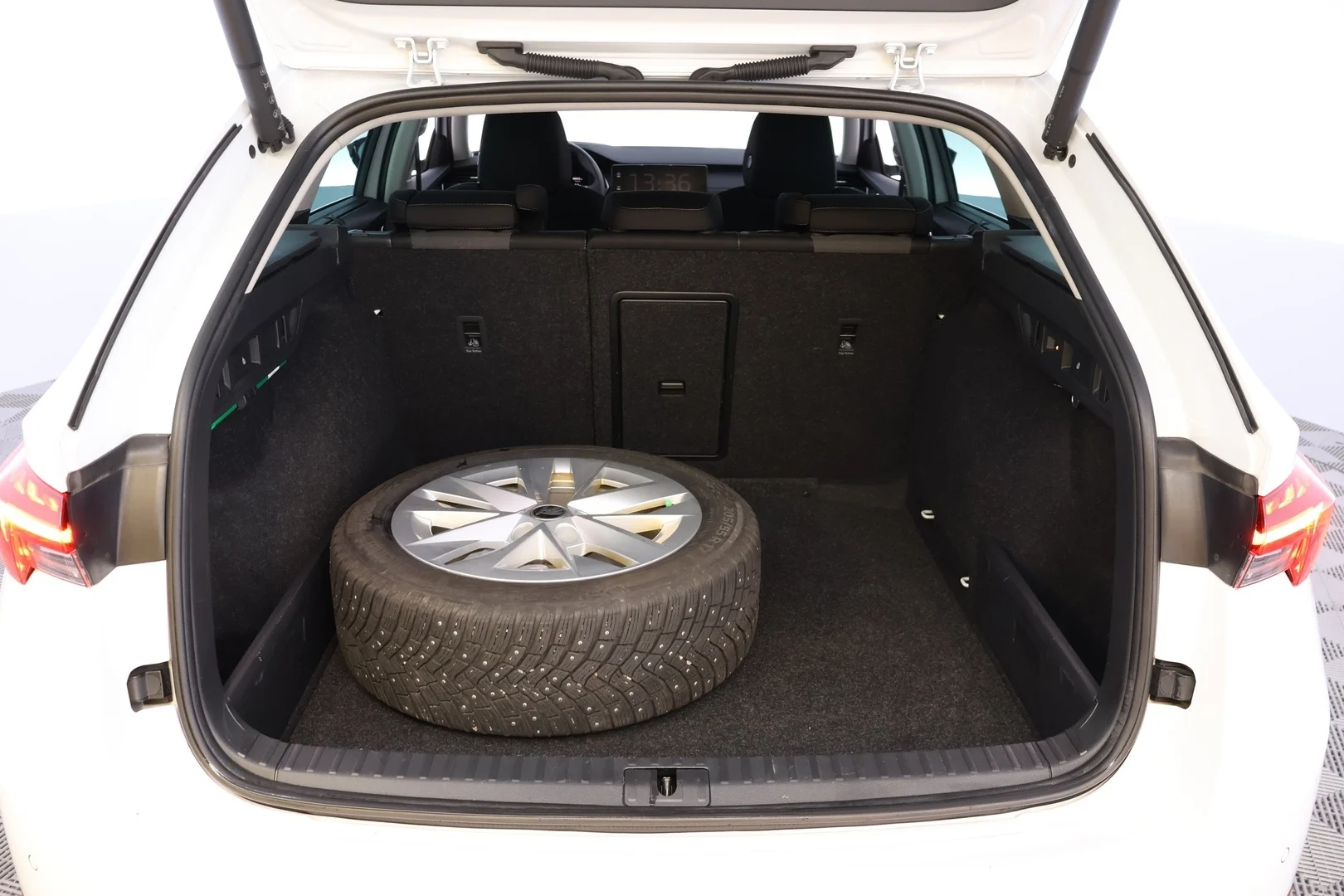 Car Image - 6XCZse3gIIK2GszZ4WJAph