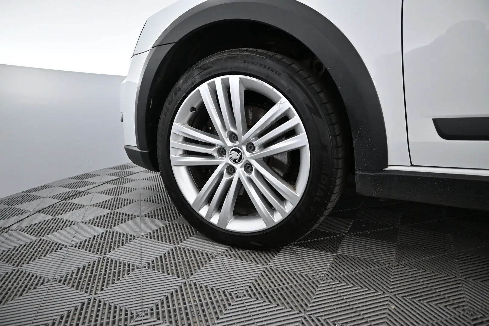 Car Image - 4E8UZeSECFeKmjN55c1yDm