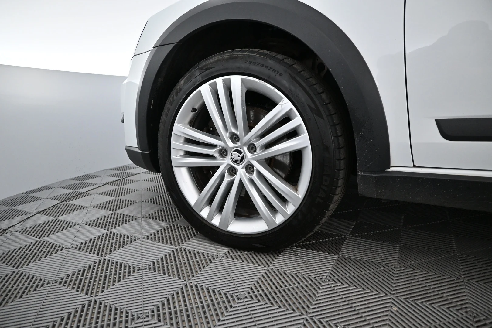 Car Image - 4E8UZeSECFeKmjN55c1yDm