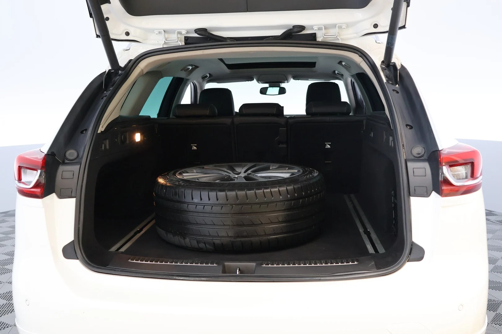 Car Image - 32XrjrrLno3xYp6ljFl9pZ