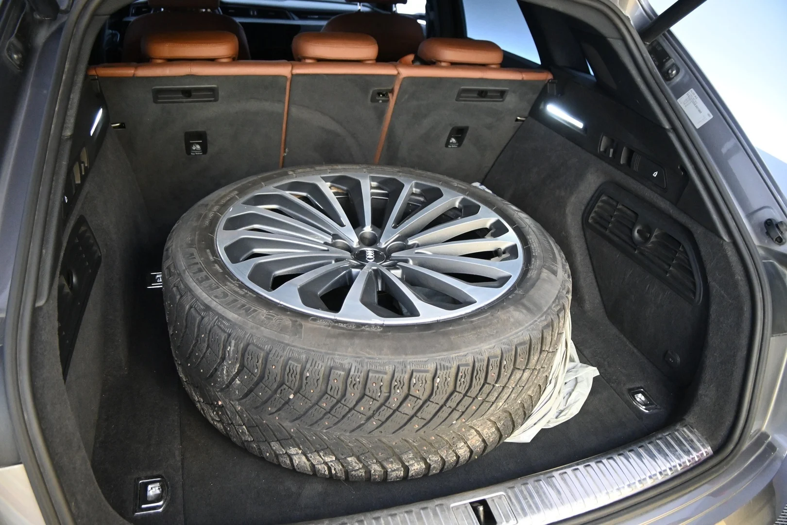 Car Image - 79pnkgPbSCuFjb7g3yoYBN