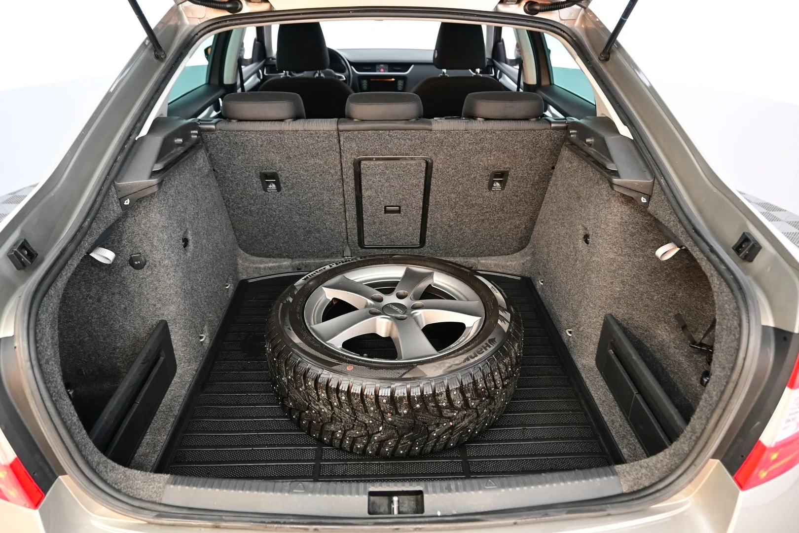 Car Image - 6UPrrMEDO2NUh5CdW8kSpl