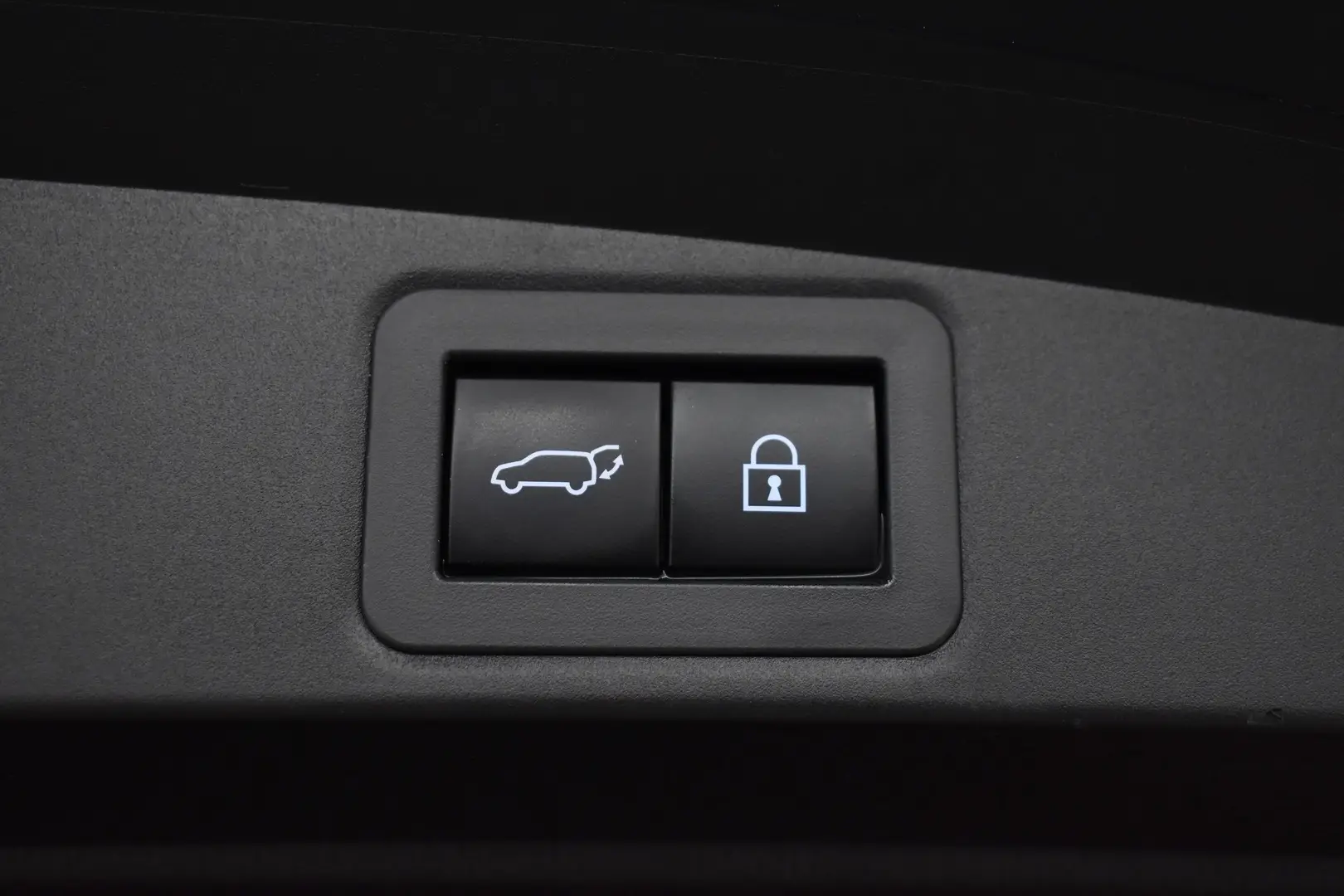 Car Image - 43Q5LSQniUnF3fVyDLxzUV