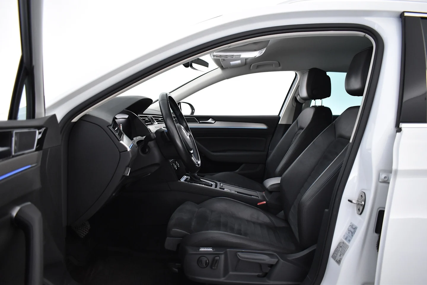 Car Image - CBLQ5gAoPwpCgIDHMj8a9