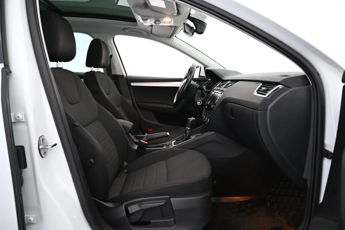 Car Image - 592UTpUE5tDpIW7m4zsieB