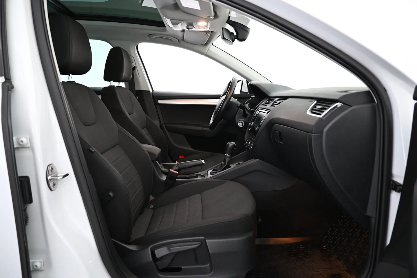 Car Image - 592UTpUE5tDpIW7m4zsieB