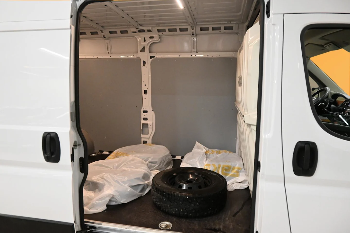 Car Image - 6Dn73sRGvTxfNKcRKL3wSb