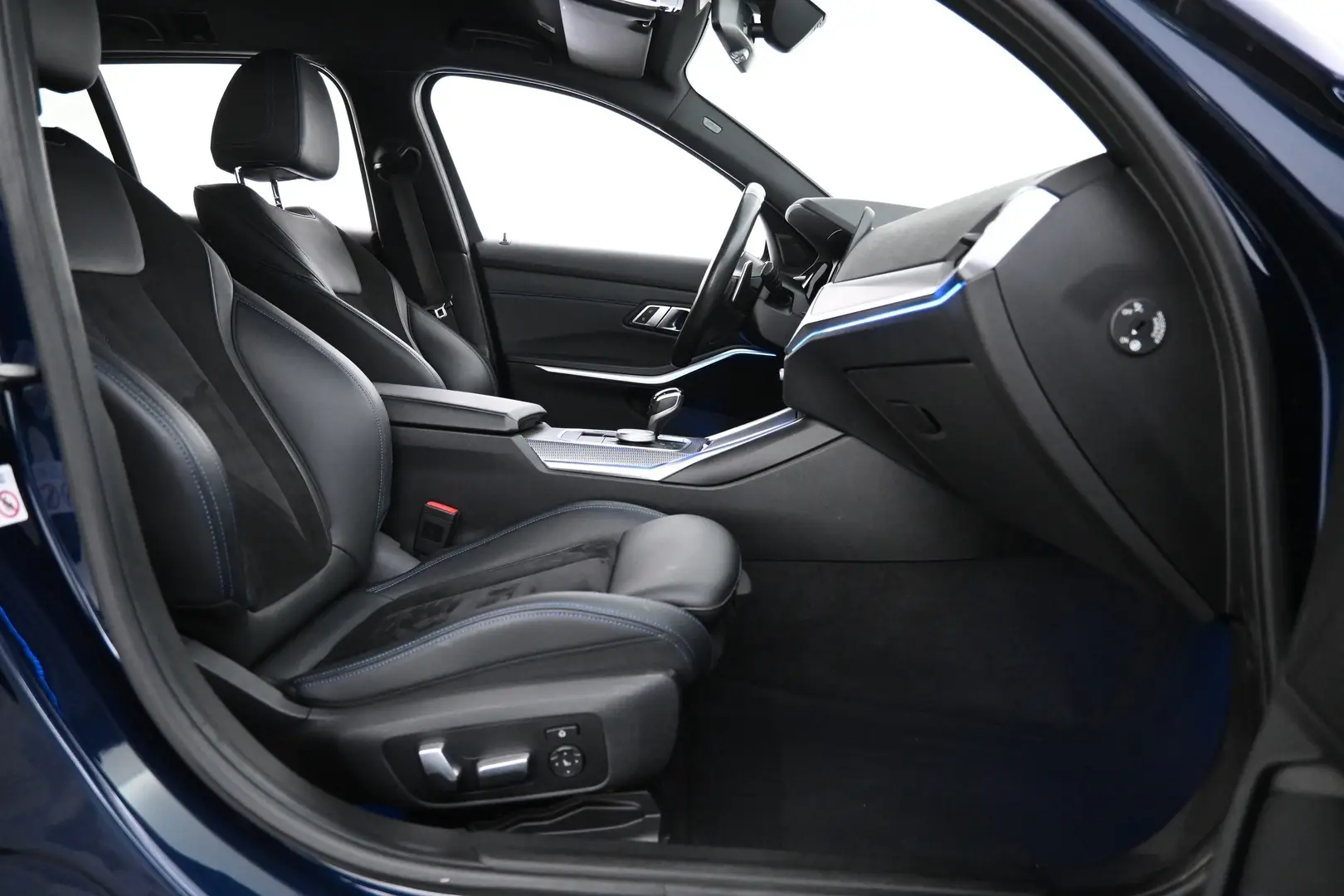 Car Image - 7b3zn3E0RXItEONkwFPrjv