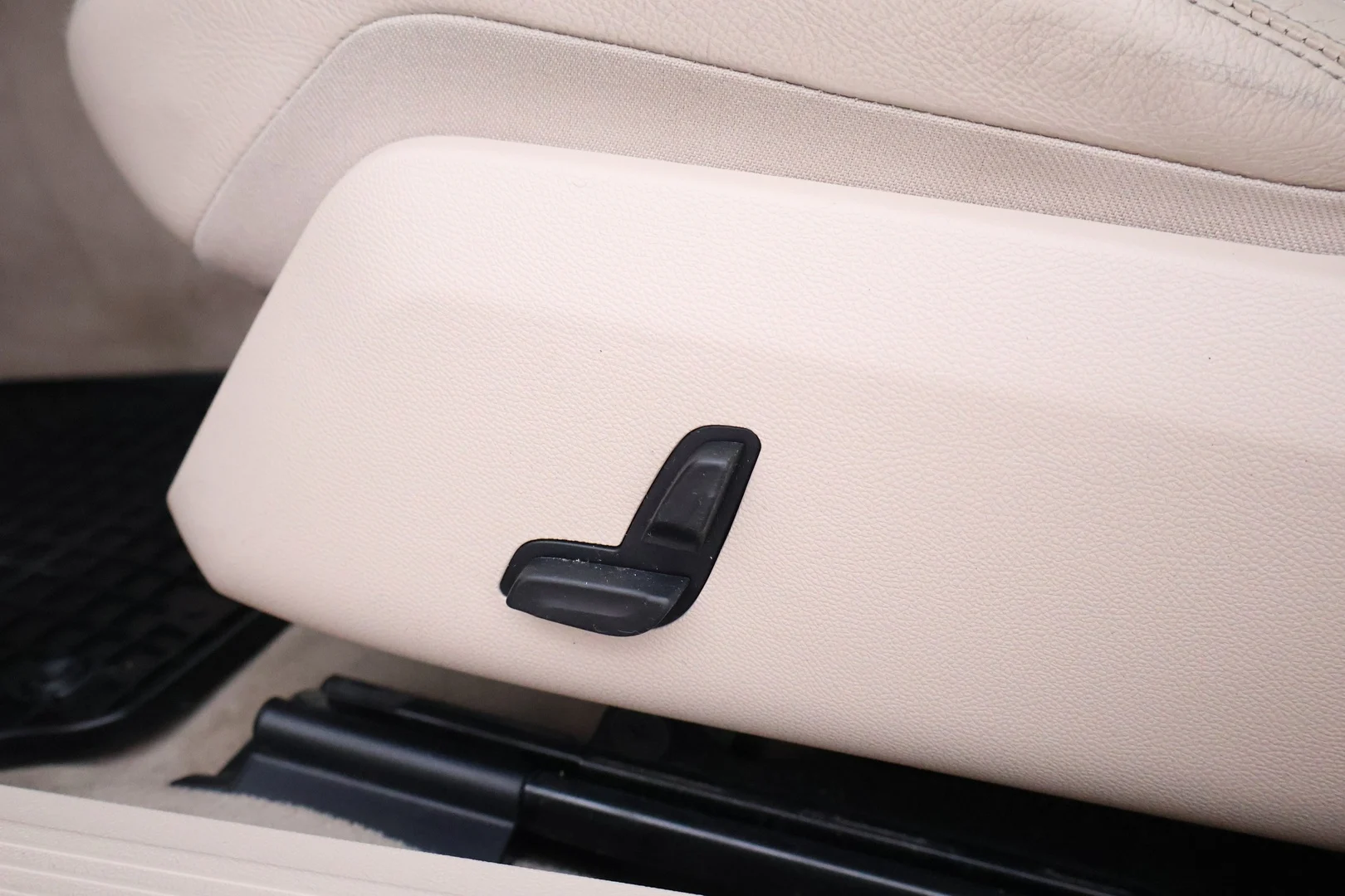 Car Image - 6u8XPSLxIgo8m12XZT656E