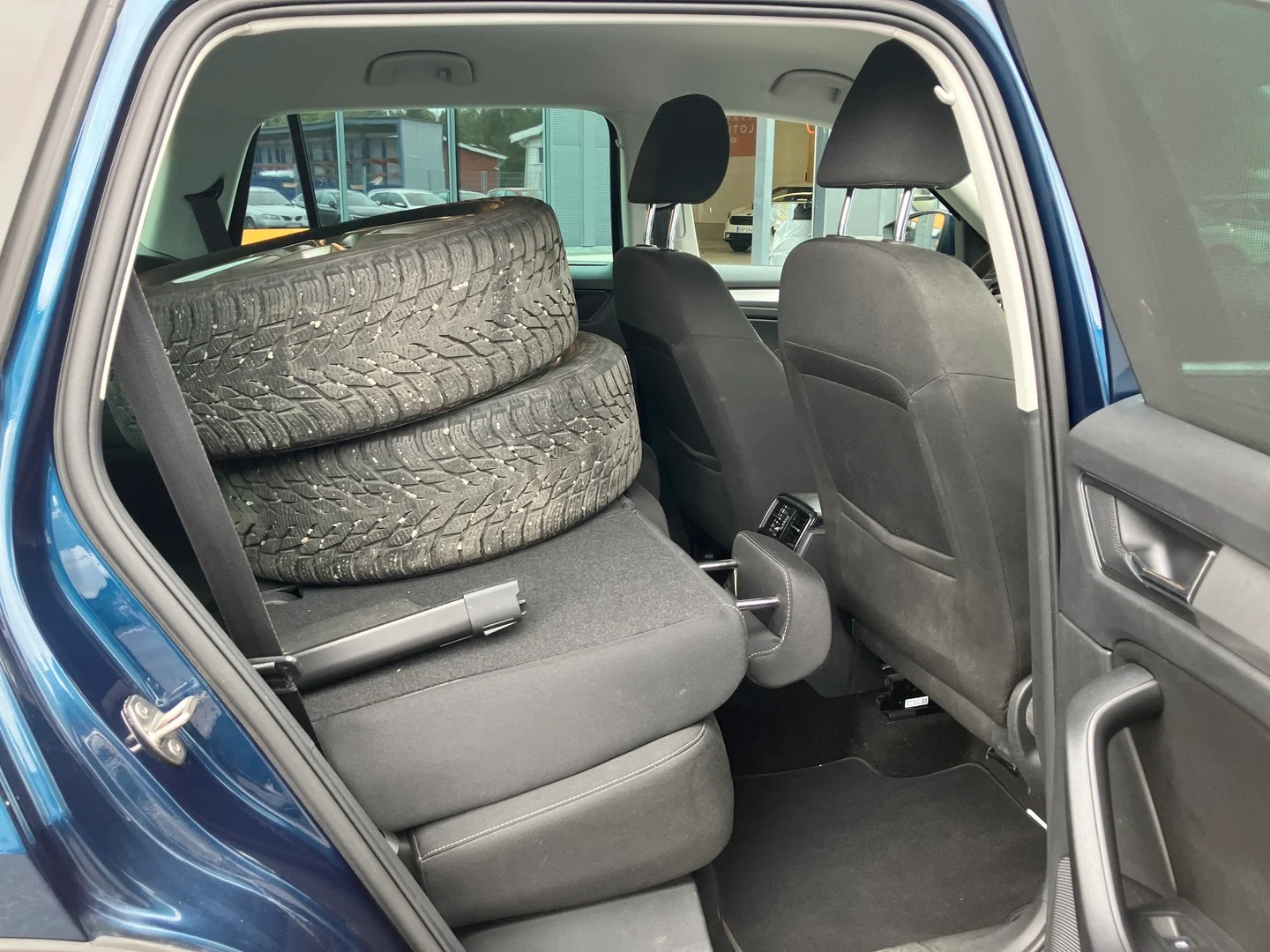 Car Image - FZcZmBvXsrdqV9vLdm3NM