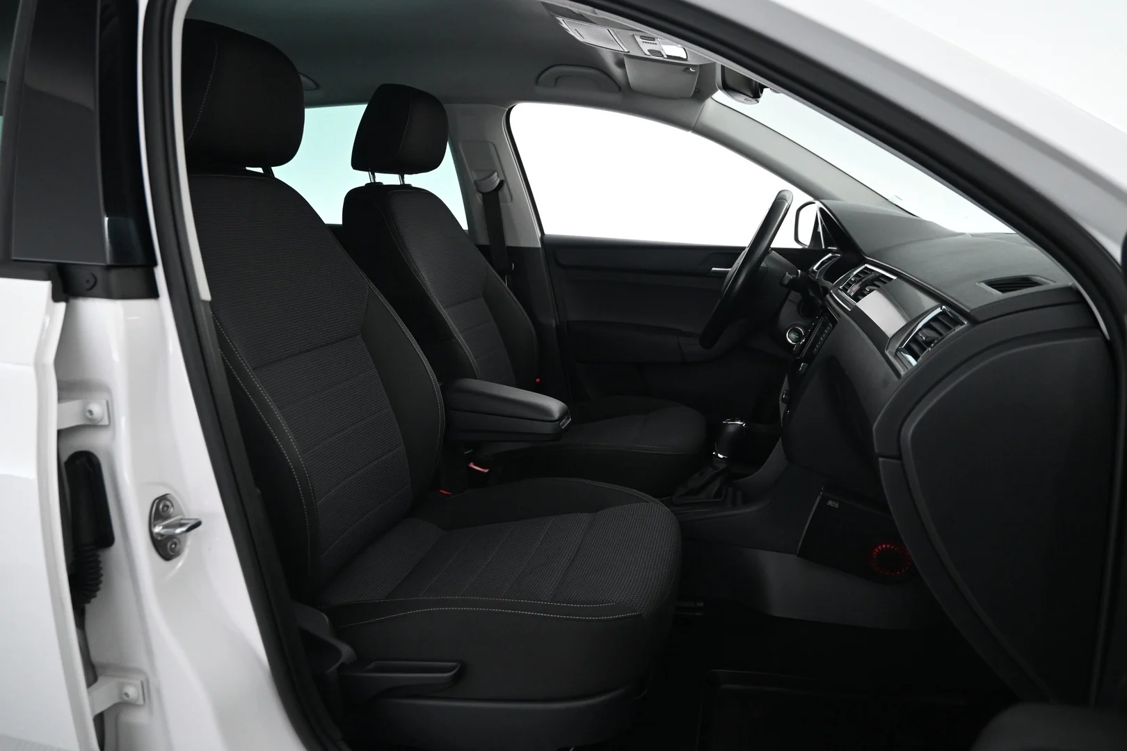 Car Image - 79EC46UxGAn7rcuv7JzHkl