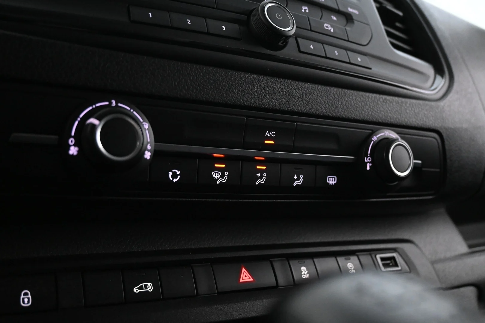 Car Image - 6NWsVnRljGOCtaGxndhh2J