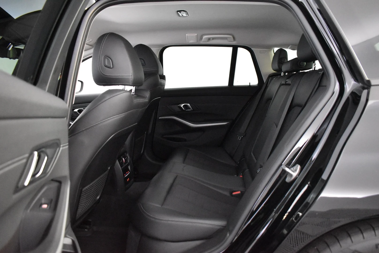 Car Image - 54iaLs3DrTWB7erqXNEx4D