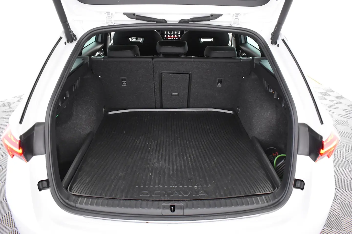 Car Image - 3W993AO9b30HfEeeebKYOG
