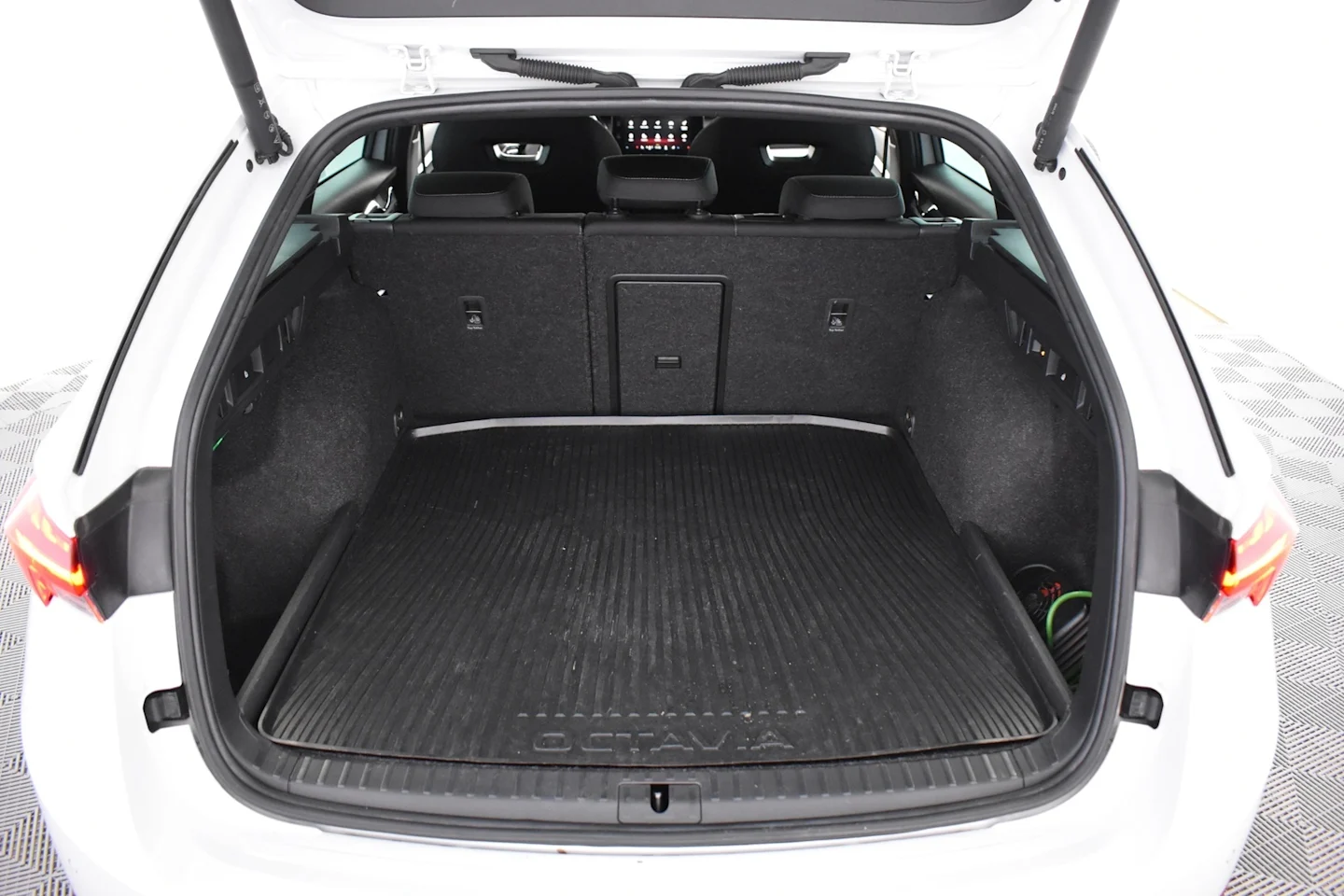 Car Image - 3W993AO9b30HfEeeebKYOG